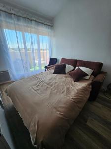 a large bed in a bedroom with a window at Appartement dans résidence in Muret