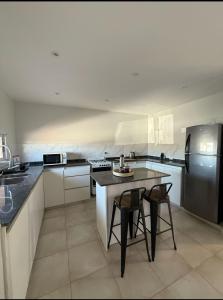 una cocina con una mesa y un refrigerador en Finca Dallas, en Santiago del Estero
