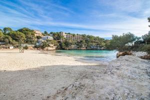 una playa con una gran roca en la playa en Can Nin, en Santanyí