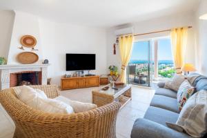 Televiisor ja/või meelelahutuskeskus majutusasutuses BeGuest Lagos Ocean View Apartment