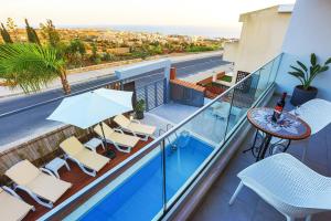 Μπαλκόνι ή βεράντα στο Melania Luxury Villa with Private Heated Pool