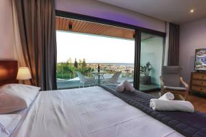 Ένα ή περισσότερα κρεβάτια σε δωμάτιο στο Melania Luxury Villa with Private Heated Pool +22 φωτογραφίες