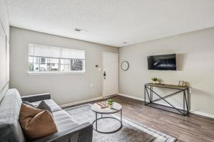 Μια τηλεόραση ή/και κέντρο ψυχαγωγίας στο Kenridge Apartments 1705 I 2 Bed 2 Bath