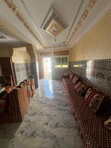 sala de estar con sofás y techo artesonado en Ezzaimi apartment, en Tánger