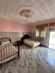 Un dormitorio con dos camas y un techo. en Ezzaimi apartment, en Tánger