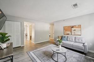 Η κουζίνα ή μικρή κουζίνα στο Kenridge Apartments 2045 I 2 Bed 2 Bath