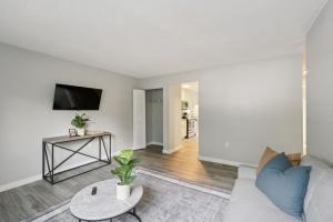 Μια τηλεόραση ή/και κέντρο ψυχαγωγίας στο Kenridge Apartments 2045 I 2 Bed 2 Bath