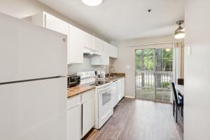 Η κουζίνα ή μικρή κουζίνα στο Kenridge Apartments 2035 I Comfy 2 Bed 2 Bath