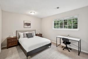Un dormitorio con una cama y un escritorio y una ventana. en Kenridge Apartments 2605 I Comfy 2 Bed 2 Bath, en Decatur 13 fotos más