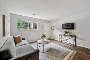una sala de estar con un sofá y una mesa en Kenridge Apartments 2605 I Comfy 2 Bed 2 Bath, en Decatur