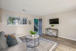Una sala de estar con un sofá y un televisor. en Kenridge Apartments 2705 I Comfy 2 Bed 2 Bath, en Decatur