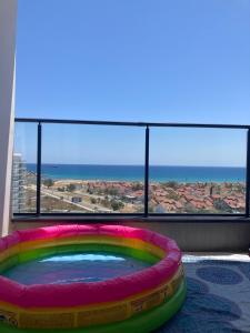 KalecikAzure Seaview Studio in Priscilla, Caesar Blue Resort & Spa, Gastria, Kalechik, Bogaz的海景房里的热水浴缸