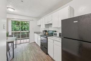 Η κουζίνα ή μικρή κουζίνα στο Kenridge Apartments 730 I Spacious 2 Bed 1 Bath