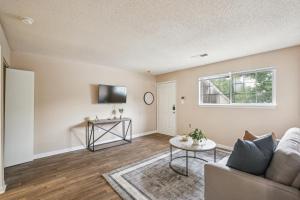Μια τηλεόραση ή/και κέντρο ψυχαγωγίας στο Kenridge Apartments 730 I Spacious 2 Bed 1 Bath
