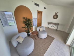Ein Sitzbereich in der Unterkunft Gara Suites Golf & Spa