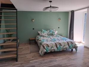 a green bedroom with a bed and a ladder at Maison chaleureuse avec jacuzzi interieur in Pranles