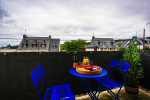PlouayにあるSuite Romantique et Spa Privé - Balnéo, Billard, Vidéoprojecteur - Bretagne Sudのバルコニー(ワイン1本付)