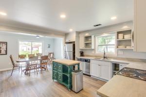 Η κουζίνα ή μικρή κουζίνα στο 11 Mi to Smithville Lake Private Home Near Winery