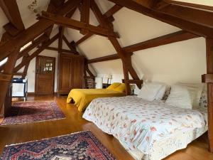 una camera con due letti in mansarda di Gîte de La Mutte 12 couchages a Montireau