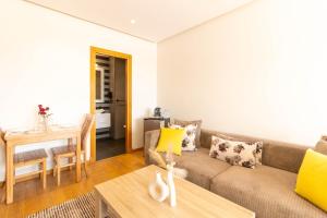 a living room with a couch and a table at Panorama sur l'infini in Casablanca