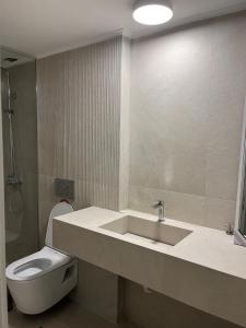 łazienka z umywalką i toaletą w obiekcie One-Bedroom Apartment - Kolonaki w Atenach