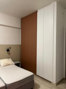 Łóżko lub łóżka w pokoju w obiekcie One-Bedroom Apartment - Kolonaki