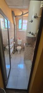 a small bathroom with a toilet and a sink at Апартамент за гости in Gotse Delchev