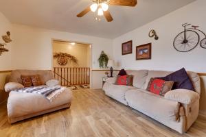 Parowan Escape with 2 Game Rooms, Deck and Yard!的休息区