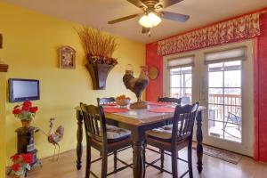 Parowan Escape with 2 Game Rooms, Deck and Yard!的电视和/或娱乐中心