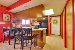 Parowan Escape with 2 Game Rooms, Deck and Yard!的厨房或小厨房