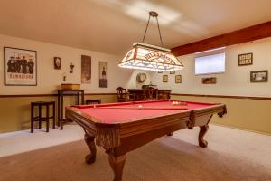 Parowan Escape with 2 Game Rooms, Deck and Yard!内的一张台球桌