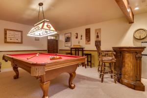 Parowan Escape with 2 Game Rooms, Deck and Yard!内的一张台球桌