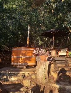 a wooden tub with an umbrella and flowers in a yard at Domos Temuco, Cumbres del Conunhuenu in Temuco
