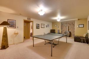 Parowan Escape with 2 Game Rooms, Deck and Yard!内部或周边的乒乓球设施