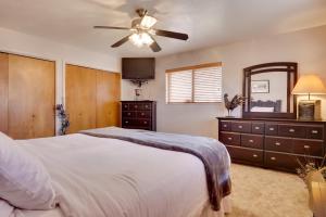 Parowan Escape with 2 Game Rooms, Deck and Yard!客房内的一张或多张床位