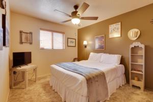 Parowan Escape with 2 Game Rooms, Deck and Yard!的电视和/或娱乐中心