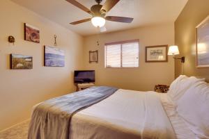 Parowan Escape with 2 Game Rooms, Deck and Yard!客房内的一张或多张床位