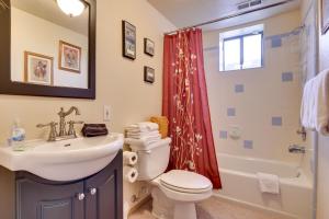 Parowan Escape with 2 Game Rooms, Deck and Yard!的一间浴室