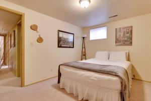Parowan Escape with 2 Game Rooms, Deck and Yard!客房内的一张或多张床位