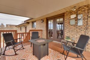 帕罗万Parowan Escape with 2 Game Rooms, Deck and Yard!的庭院配有桌椅和壁炉