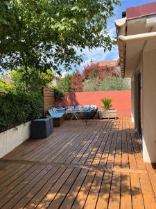 Μπαλκόνι ή βεράντα στο Le Cosy, maison de ville, avec jolie terrasse