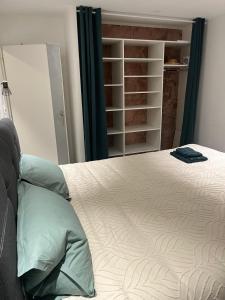 Ένα ή περισσότερα κρεβάτια σε δωμάτιο στο Le Cosy, maison de ville, avec jolie terrasse