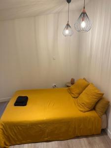 Ένα ή περισσότερα κρεβάτια σε δωμάτιο στο Le Cosy, maison de ville, avec jolie terrasse