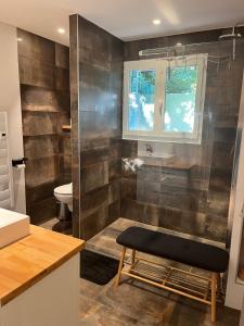 Ένα μπάνιο στο Le Cosy, maison de ville, avec jolie terrasse