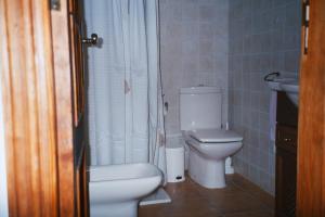 バジェエルモソにあるCasa rural La Encantadoraのバスルーム(トイレ、洗面台、シャワー付)