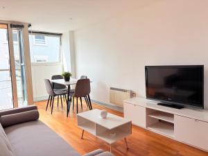 un salon avec une grande télévision à écran plat dans l'établissement York City Centre 2-Bed Flat - Top Location, à York