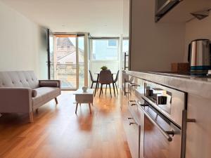 une cuisine et un salon avec un canapé et une table dans l'établissement York City Centre 2-Bed Flat - Top Location, à York
