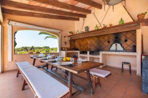 a dining room with a table and a kitchen at Felanitx - 3029-85 Mallorca in Felanitx