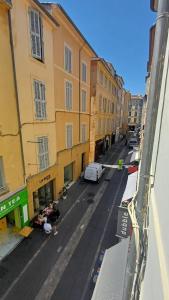 Blick auf eine Stadtstraße mit Gebäuden in der Unterkunft Le Calisson, magnifique studio plein centre d'Aix in Aix-en-Provence