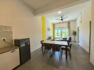 Køkken eller tekøkken på Simfoni Hillview Premium Homestay 04